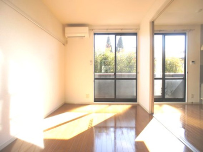 【居間・リビング】 | ラフォーレ・秋桜C | 快適に過ごせるエアコンが付いています♪