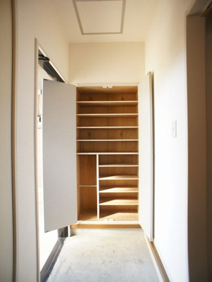 【玄関】 | ラフォーレ・秋桜C | 玄関スッキリ！たくさん収納できるシューズボックスが付きです♪