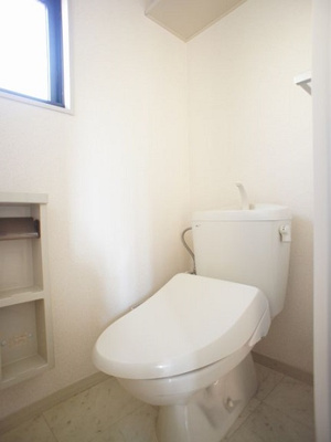 【トイレ】 | ラフォーレ・秋桜C | 温水洗浄暖房便座機能付きです♪