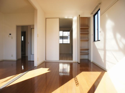 【居間・リビング】 | ラフォーレ・秋桜C | ゆったりできるリビングです♪