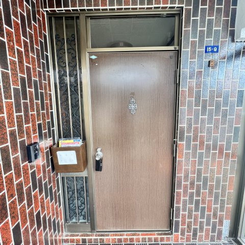 室蘭市母恋南町3丁目15-9戸建の玄関