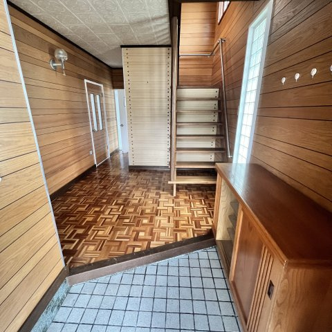 室蘭市母恋南町3丁目15-9戸建の玄関
