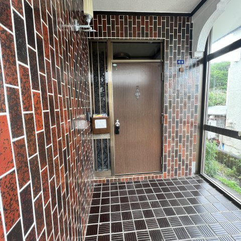 室蘭市母恋南町3丁目15-9戸建の玄関