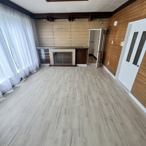 室蘭市母恋南町３丁目１５－９戸建の居間・リビング