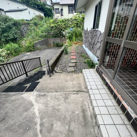室蘭市母恋南町3丁目15-9戸建のエントランス