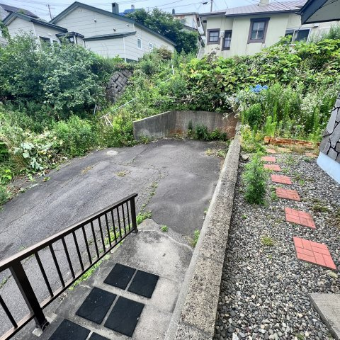 室蘭市母恋南町3丁目15-9戸建のエントランス