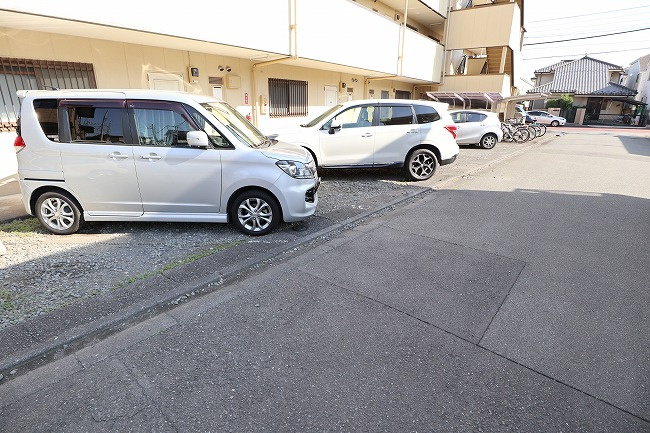 メゾンミホリの駐車場