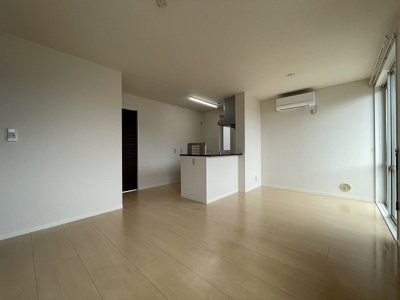 【居間・リビング】 | Raffine【SHM】 | バルコニーに繋がる南向き二面採光10.1帖のリビングダイニングキッチンは陽当たり良好♪エアコン付きで1年中快適に過ごせますね☆