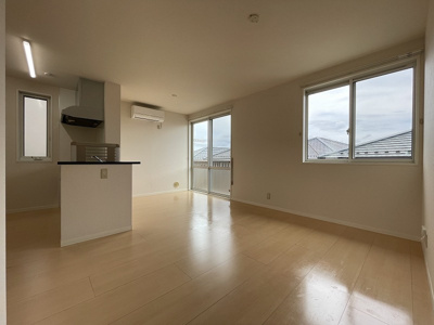 【居間・リビング】 | Raffine【SHM】 | バルコニーに繋がる南向き二面採光10.1帖のリビングダイニングキッチンは陽当たり良好♪エアコン付きで1年中快適に過ごせますね☆