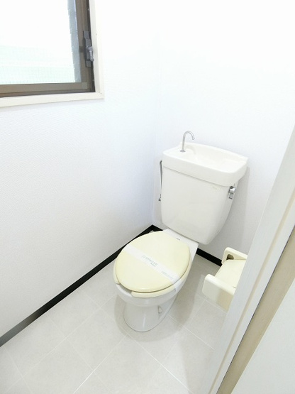 【トイレ】 | ブライトハイム | 人気のバストイレ別です♪窓のあるトイレで換気もOK☆嫌なニオイがこもりません♪