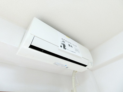 【設備】 | ブライトハイム | ダイニングキッチンから見て右側の洋室6帖のお部屋には暑い夏や寒い冬に大活躍のエアコン付きです☆冷暖房完備で1年中快適に過ごせます♪