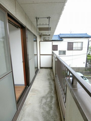 【バルコニー】 | ブライトハイム | バルコニーは南西向きなので、お洗濯物はお昼からでも乾きそう♪2部屋から出入りできるのが嬉しいですよね！