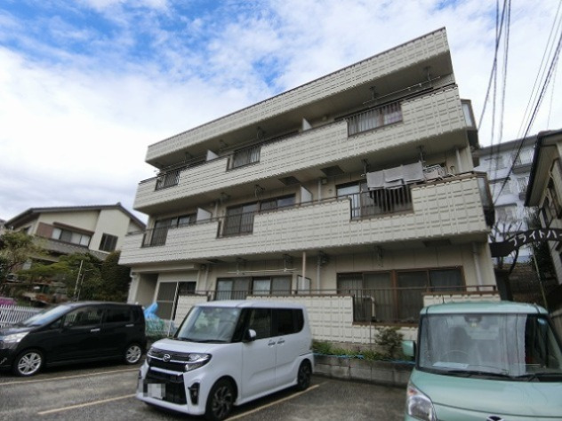 【外観】 | ブライトハイム | ブルーライン「中川」駅まで徒歩圏内！コンビニが近くて便利な住環境の3階建てマンションです☆