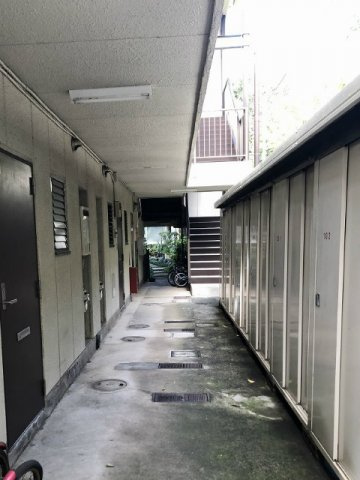 【その他共用部分】 | ブライトハイム | 共用廊下です♪雨に濡れずにお部屋に入ることができ、荷物が多い日も安心ですね☆