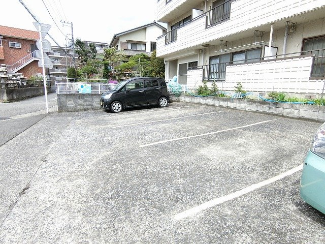 【駐車場】 | ブライトハイム | いつでも目の届く敷地内に駐車場があります♪お車をお持ちのファミリーさんにオススメです☆