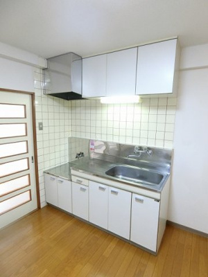 【キッチン】 | ブライトハイム | ガスコンロ設置可能のキッチンです☆場所を取るお鍋やお皿もたっぷり収納できてお料理がはかどります！