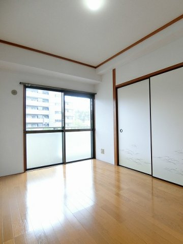 【洋室】 | ブライトハイム | 南西向き洋室6帖☆ダイニングキッチンから見て左側にある、バルコニーに繋がるお部屋です！洋室のお部屋はお掃除もラクラク♪