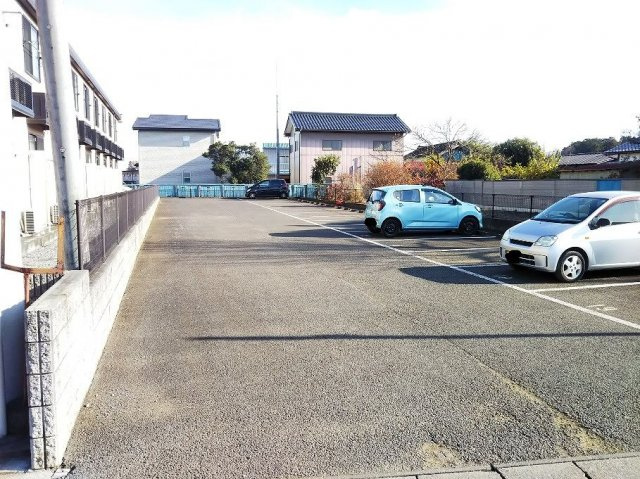 レオパレスステラの駐車場