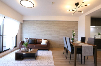 【居間・リビング】 | 宝塚・清荒神ヒルズ | バルコニーに面した明るく開放的なリビングです♪エコカラット張りで快適な室内です(^^)