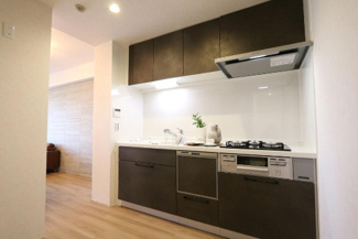 【キッチン】 | 宝塚・清荒神ヒルズ | 新品の人口大理石システムキッチンです♪食器洗い乾燥機付きで食後の後片付けはお任せですね(^^)