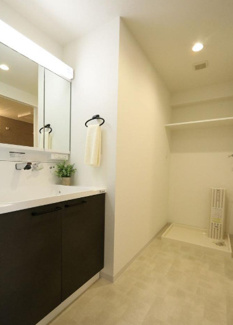 【独立洗面台】 | 宝塚・清荒神ヒルズ | 新品の洗面化粧台です♪シャワー水栓で使い勝手も良いです！鏡は三面鏡になっております♪