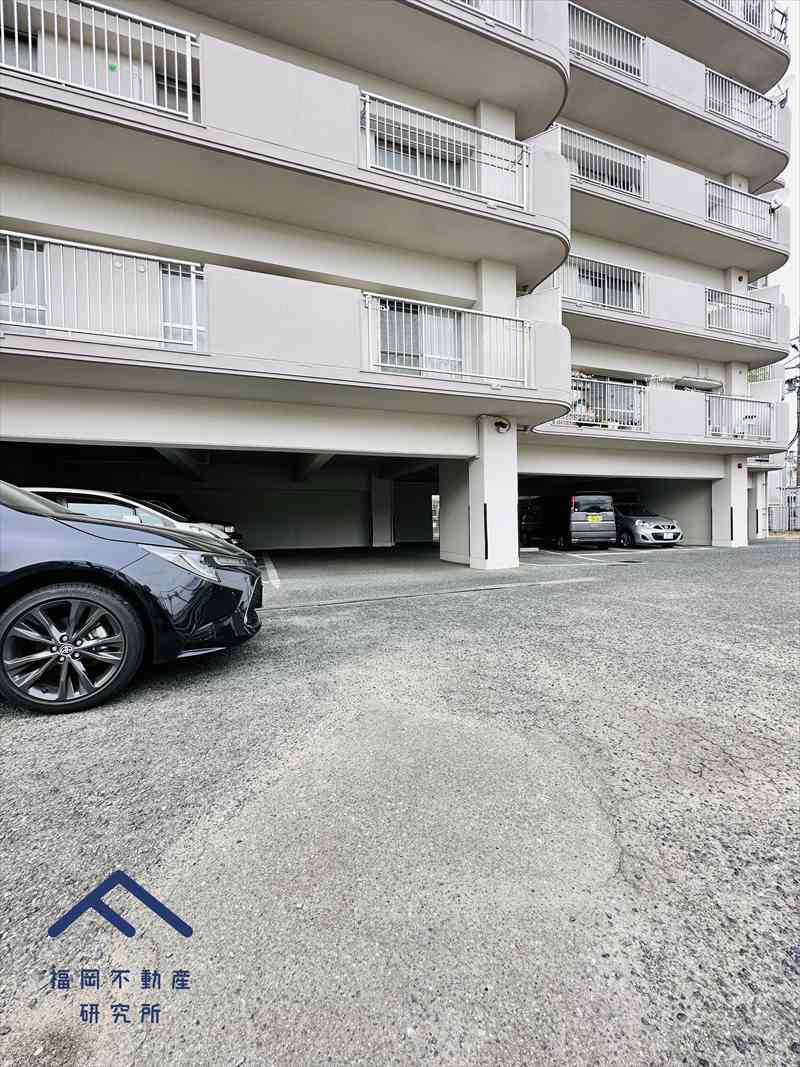 ライオンズマンション筑紫丘西の駐車場