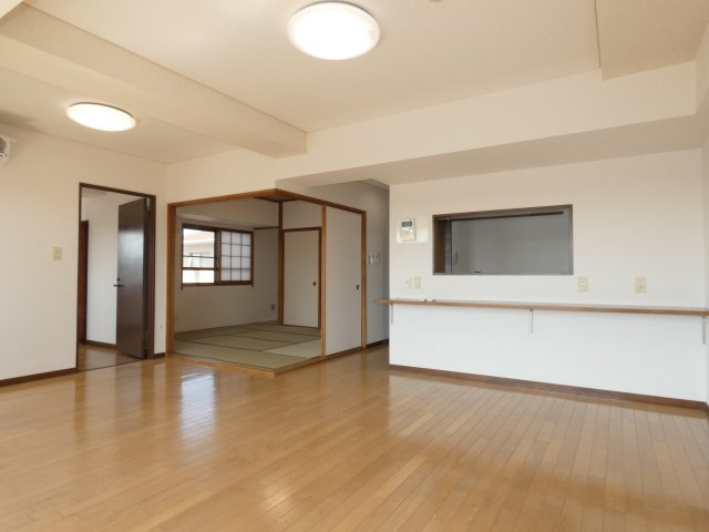 【居間・リビング】 | Gleason Garden | 南向きで日当たり良好。