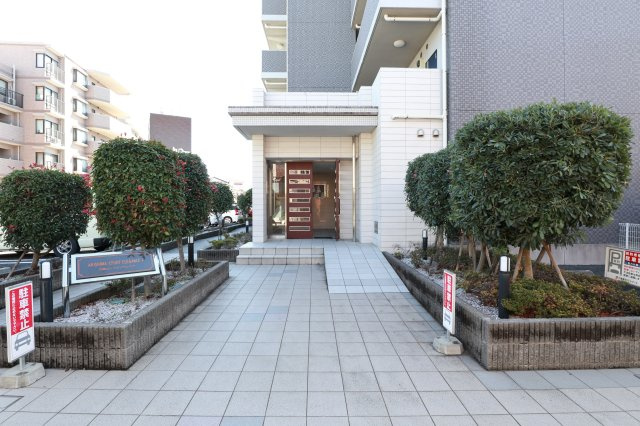 昭島コートエレガンスFのエントランス