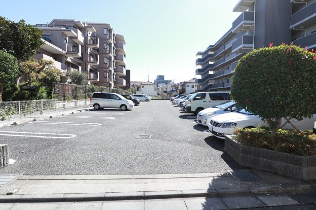 昭島コートエレガンスFの駐車場