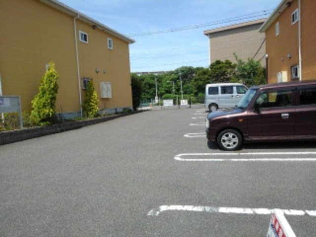 イジュデタッチの駐車場