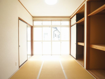 【和室】 | パールハイツⅠ | 休みの日はゴロゴロくつろぐことのできる6帖の和室です。