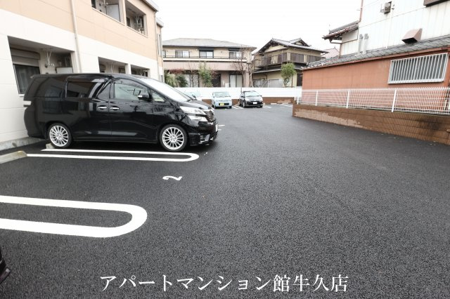 グランシャインの駐車場