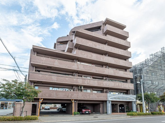 【外観】 | 室見駅まで徒歩8分で通勤通学に便利な立地です。生活の利便と自然を感じられるバランスの良い街並み。南西向きの角部屋なので陽当りが良く、気持ちの良いお部屋です。