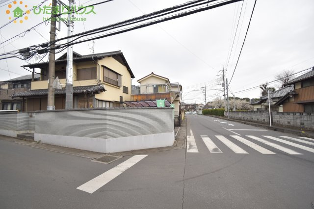 見沼区片柳　中古一戸建ての前面道路含む現地写真