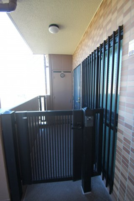 【その他共用部分】 | サンヴェール旭公園ガーデンプラザ | 玄関ポーチで独立感があります。玄関前を人が通らないので防犯の面でもいいですね♪