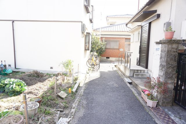 売土地　四條畷市楠公1丁目（建築条件無し更地）の前面道路含む現地写真