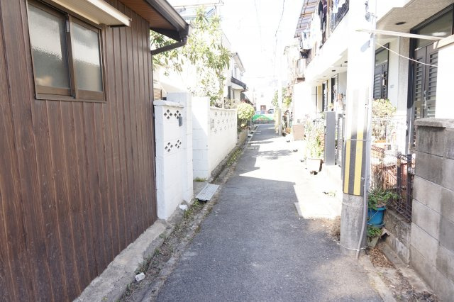 売土地　四條畷市楠公1丁目（建築条件無し更地）の前面道路含む現地写真