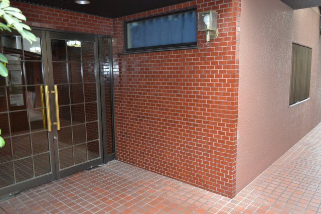 セザール香里ヶ丘のエントランス|レンガ調のエントランス