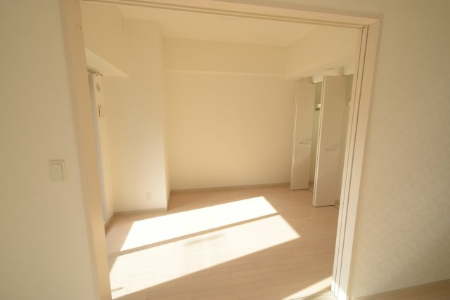 スワンズシティ難波南の洋室