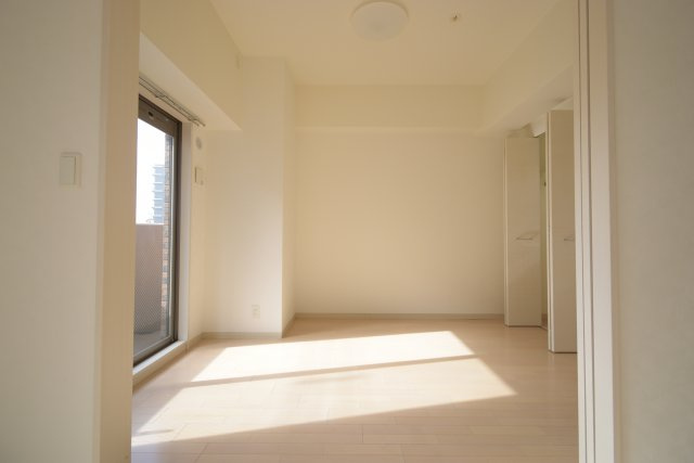 スワンズシティ難波南の洋室