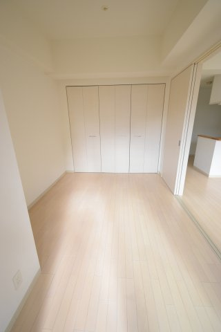 スワンズシティ難波南の洋室