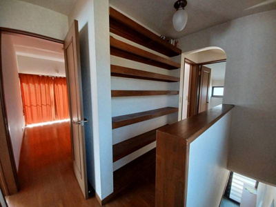 【内装】 | 高知市福井町　中古売家　5SLDK | 2F廊下　オープン棚あり