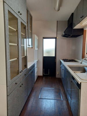 【キッチン】 | 高知市福井町　中古売家　5SLDK | システムキッチン　食器棚　勝手口あり