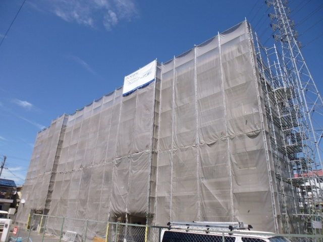 ソレイユ西神戸（旧マンション日の丸）の外観|塗装中
