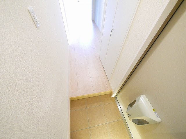 グランシャリオ瑠璃の玄関|明るい玄関です