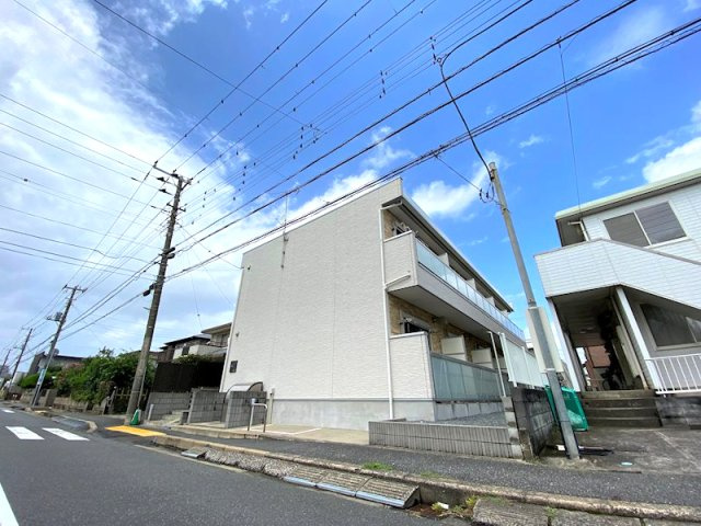 閑静な住宅街、稲毛海岸駅より徒歩7分。