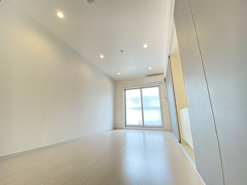 ダウンライトがついた、おしゃれなお部屋です。