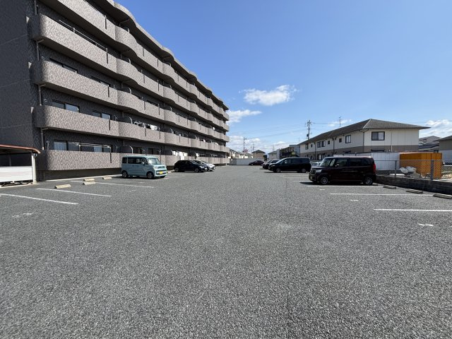 スカイマンションＣの駐車場