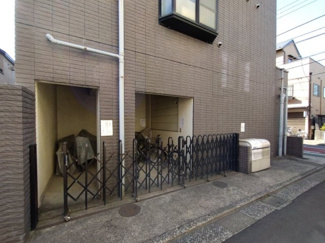 【その他共用部分】 | 自転車置き場とゴミ置き場。
