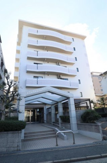 【外観】 | 7階建てオートロックマンションの2階部分、南西向きの明るいお部屋です。フルリフォーム済みなので気持ち良く新生活を始められます♪